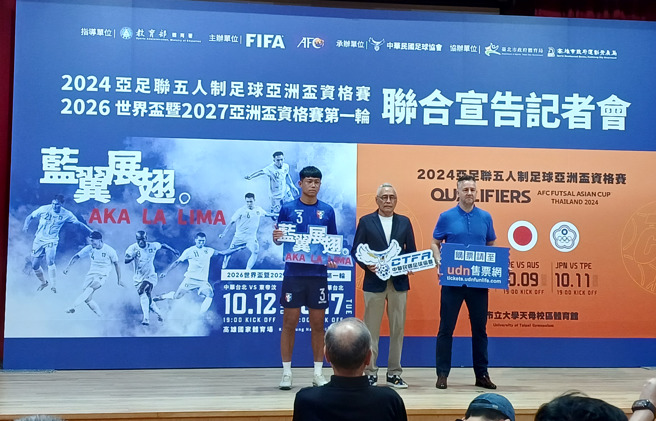 中华足协理事长王麟祥(中)允诺将在两周内发放111年球队与球员奖金，并且一肩扛起所有责任。（陈筱琳摄／资料照）