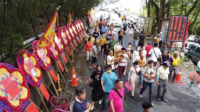 台南市白河区崁顶福安宫福德正神圣诞千秋之际，连日都有信徒来祝寿、进香。（白河警分局提供／张毓翎台南传真）