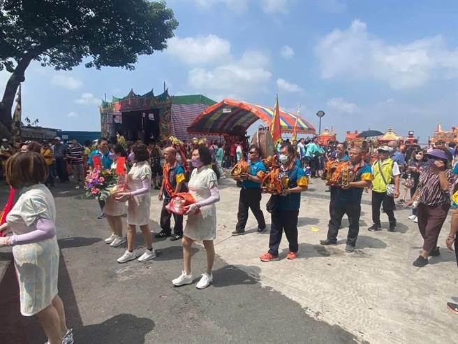 台南市白河区崁顶福安宫福德正神圣诞千秋之际，连日都有信徒来祝寿、进香。（白河警分局提供／张毓翎台南传真）