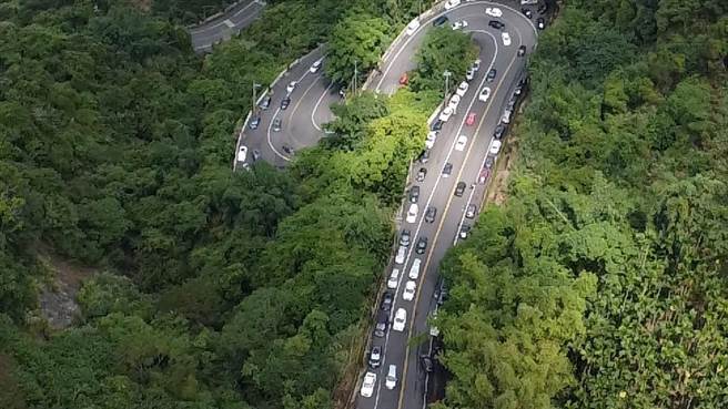 车队从庙埕门口绵延好几公里。（白河警分局提供／张毓翎台南传真）