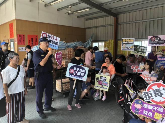 白河警分局在现场向游客做交通安全宣导。（白河警分局提供／张毓翎台南传真）