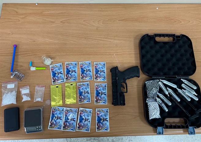 警方起獲瓦斯槍、鋼珠、毒品等證物。（警方提供）★《中時新聞網》關心您：保護自己、遠離毒品！