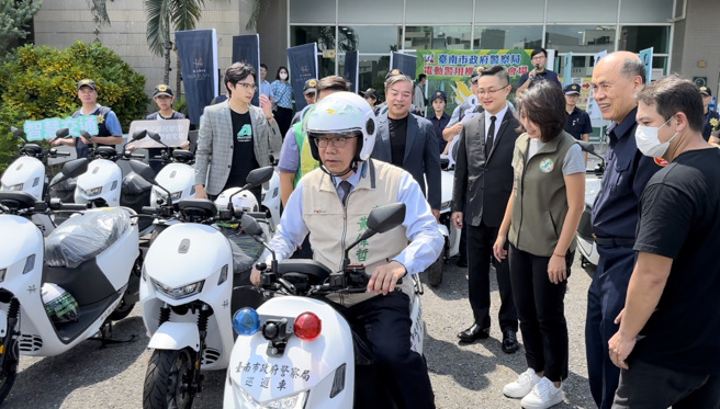 民间企业捐赠台南市警局电动警用侦防机车20辆。（图／警方提供）