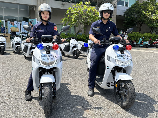 民间企业捐赠台南市警局电动警用侦防机车20辆。（图／警方提供）