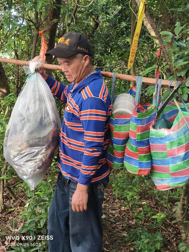 新北市動保處25日下午在山中找到了一個重達20公斤的蜂窩，並捕獲上千隻中華大虎頭蜂。（新北市動保處提供／張志康新北傳真）