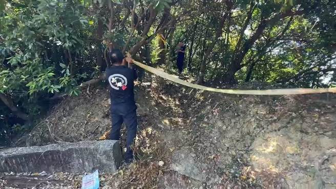 上午的蜂群攻擊事件，事發後在地上發現瑞芳區公所的警告標示，以及被拆除的封鎖線。（張志康攝）