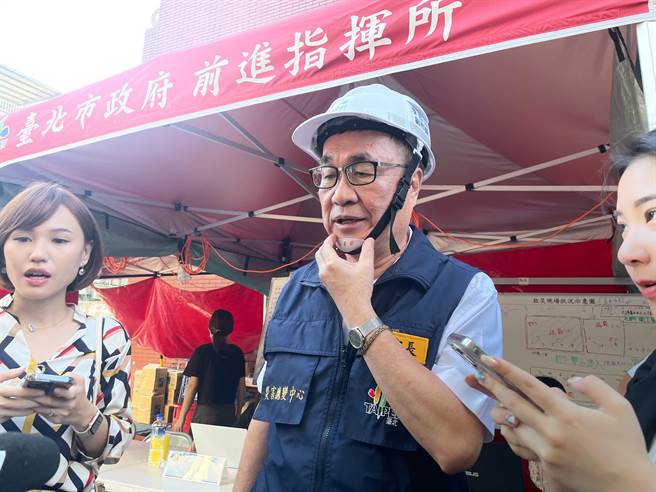 基泰建设施工不慎，致邻房下陷。台北市副市长李四川表示，今日进行灌浆稳固的防护措施，拆除计画书经核定后，明日就会拆除下陷房屋，过程也会随时注意周遭。（刘彦宜摄）