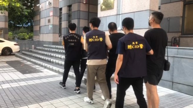 警循線查緝35歲王姓主嫌等6人到案，其中有3名未成年，同時起獲毒品及刀械等證物，全案訊問後依強盜等罪嫌移送臺灣士林地方檢察署偵辦。（圖／警方提供）