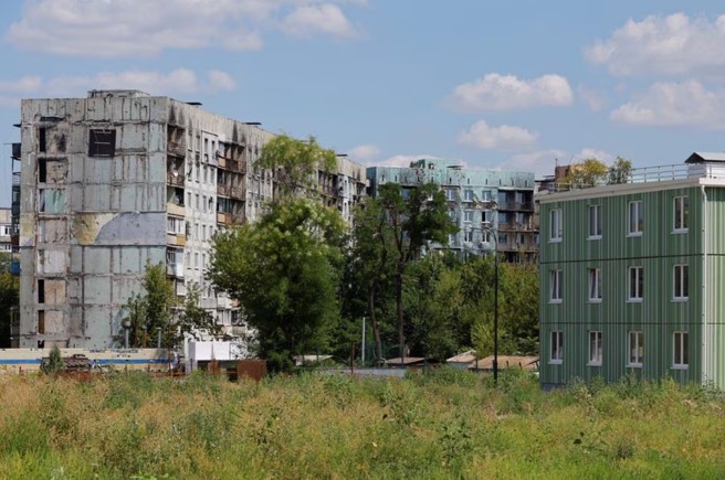  俄罗斯占领的马利波，左边满是弹孔的的公寓大楼，就是去年马利波战役所留下。(图/路透社)