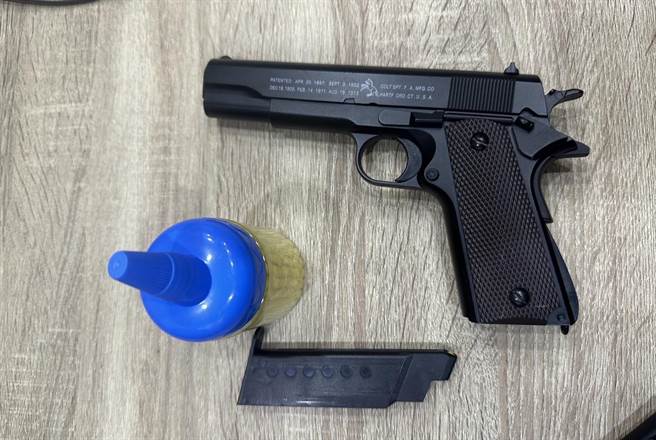 游姓男子交出空气枪及BB弹。（警方提供）