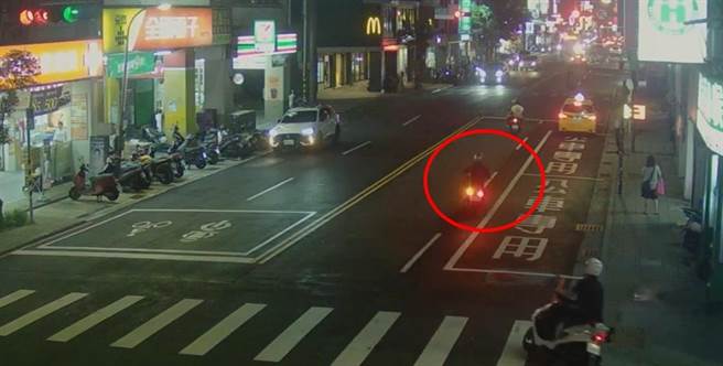 呂姓通緝犯為擺脫警方，狂催油門加速逃離，甚至連闖數個紅燈，最後仍被警方逮捕。（中和警分局提供）