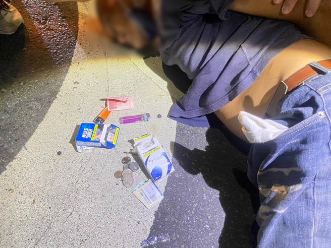 呂姓通緝犯不僅無照騎車，還隨身攜帶安非他命吸食器。（中和警分局提供）★《中時新聞網》關心您：保護自己、遠離毒品！