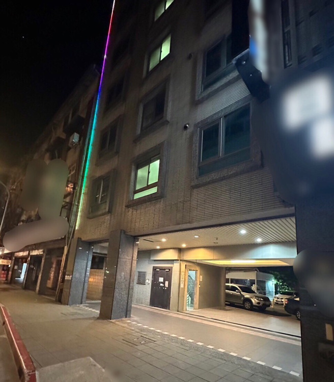 警方調查發現張男是因為規避警方臨檢，躲在旅社客房窗外不慎失足墜落，經查張男因涉及詐欺案被通緝。（翻攝畫面）