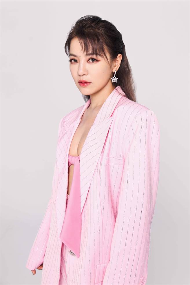 丁噹新造型令人驚豔。（相信音樂提供）