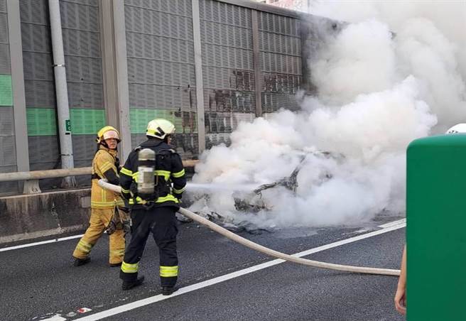 國道10號西向0.6公里自由路出口路段於今（25）日傍晚發生火燒車，消防局人員到場搶救。（翻攝照片／林瑞益高雄傳真）