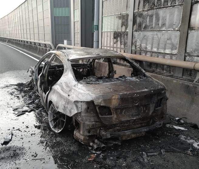 國道10號西向0.6公里自由路出口路段於今（25）日傍晚發生火燒車，汽車燒成廢鐵。（翻攝照片／林瑞益高雄傳真）
