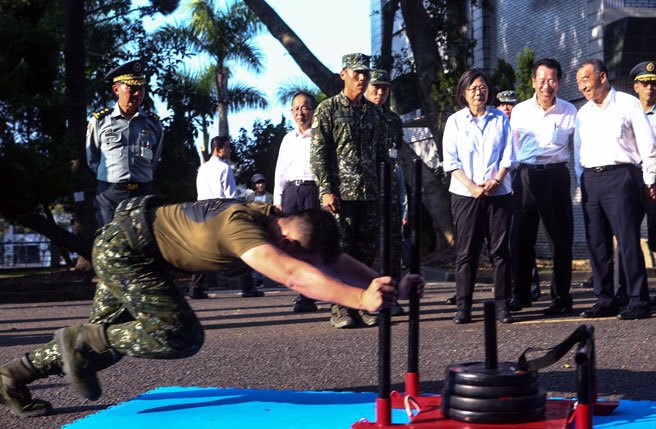 蔡英文总统25日到台中中兴岭陆军特指部特4营进行秋节慰勉并视导。军方进行六项核心职能既搜报小组、强化部队体能训练、战术绳索应用等演练。（邓博仁摄）
