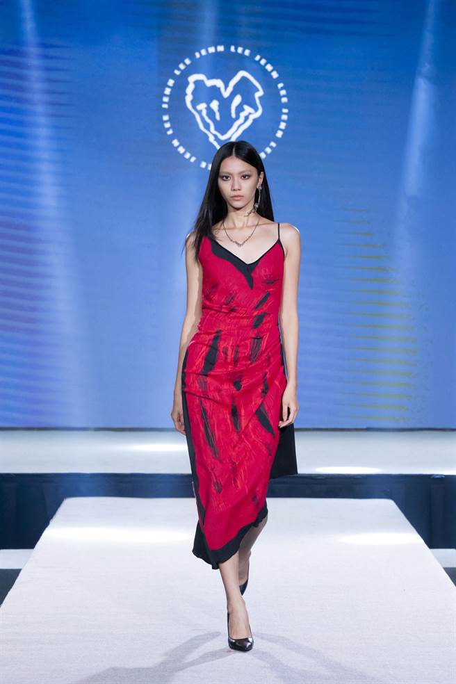 JENN LEE服装秀出不受社会价值观束缚的叛逆感。（臺北时装周提供／朱世凯台北传真）