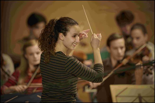 《交響狂花》劇情描述17歲的札希雅（歐萊雅阿瑪拉飾）夢想成為一名指揮家的故事。（海鵬提供）