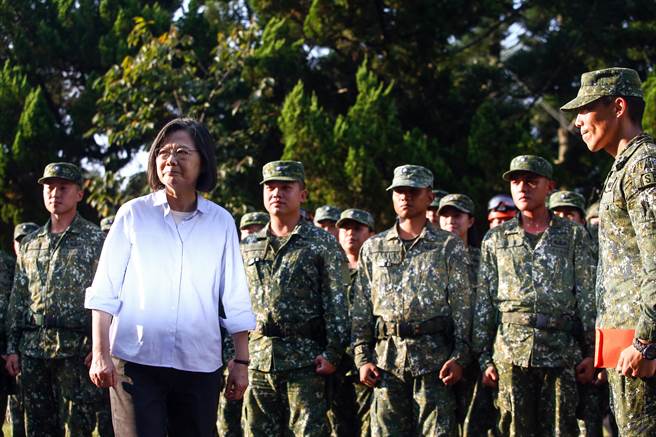 蔡英文总统（左前）25日到台中中兴岭陆军特指部特4营进行秋节慰勉并视导。军方进行六项核心职能既搜报小组、强化部队体能训练、战术绳索应用等演练。（邓博仁摄）