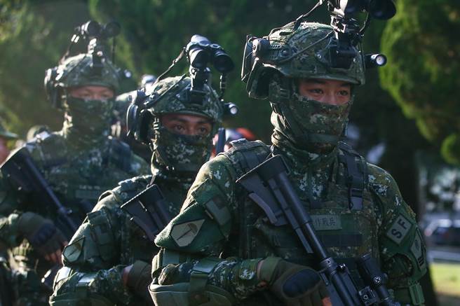 蔡英文总统25日到台中中兴岭陆军特指部特4营进行秋节慰勉并视导。军方进行六项核心职能既搜报小组、强化部队体能训练、战术绳索应用等演练。（邓博仁摄）