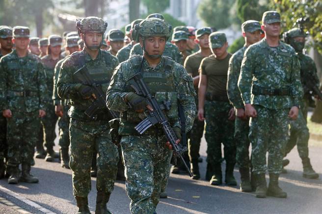 蔡英文总统25日到台中中兴岭陆军特指部特4营进行秋节慰勉并视导。军方进行六项核心职能既搜报小组、强化部队体能训练、战术绳索应用等演练。（邓博仁摄）