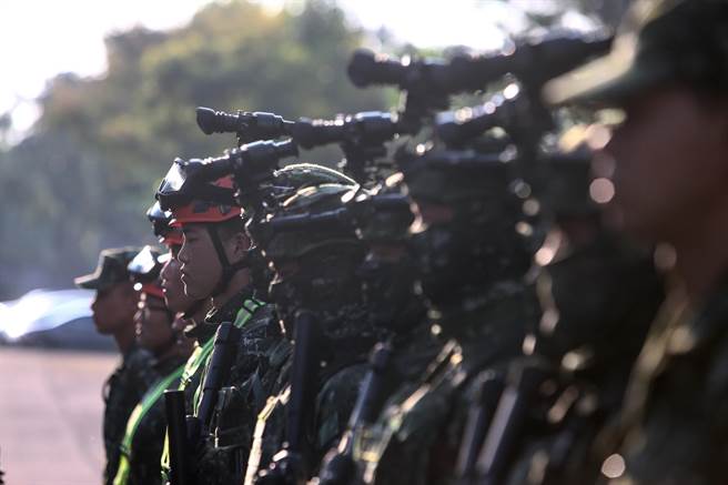 蔡英文总统25日到台中中兴岭陆军特指部特4营进行秋节慰勉并视导。军方进行六项核心职能既搜报小组、强化部队体能训练、战术绳索应用等演练。（邓博仁摄）