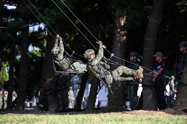 蔡英文总统25日到台中中兴岭陆军特指部特4营进行秋节慰勉并视导。军方进行六项核心职能既搜报小组、强化部队体能训练、战术绳索应用（见图）等演练。（邓博仁摄）