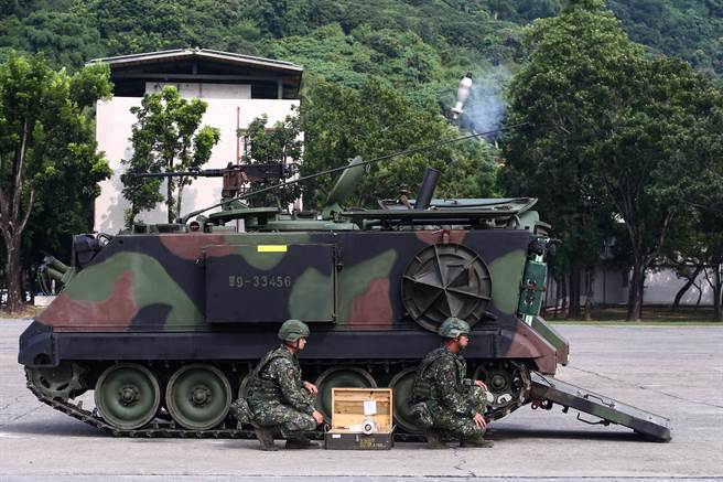 蔡英文总统25日到台中竹坑陆军机步第234旅进行秋节慰勉并视导。军方演练无人机侦搜目标既火力要求演练。（邓博仁摄）