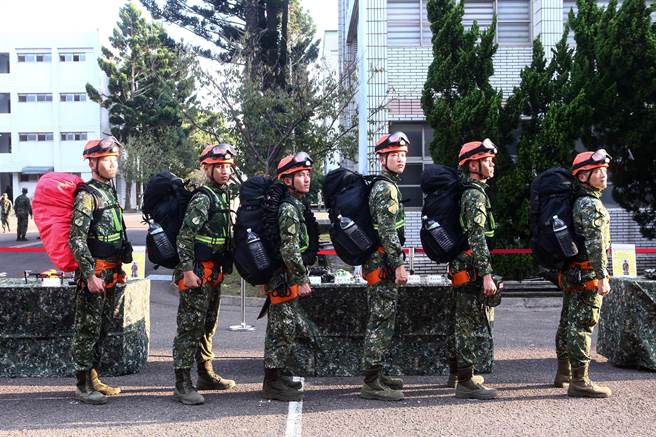 蔡英文总统25日到台中中兴岭陆军特指部特4营进行秋节慰勉并视导。军方进行六项核心职能既搜报小组（见图）、强化部队体能训练、战术绳索应用等演练。（邓博仁摄）