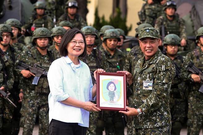 蔡英文总统（左）25日到台中竹坑陆军机步第234旅进行秋节慰勉并视导。军方演练无人机侦搜目标既火力要求演练。军方回赠总画像给蔡英文。（邓博仁摄）