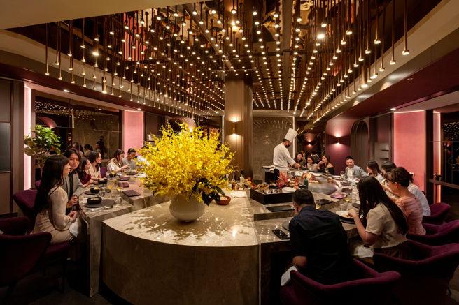 「乐葵」台中龙富店斥资3000万，打造百坪极致奢华用餐空间，期望创造轻奢时尚的用餐体验。(新天地餐饮集团提供)