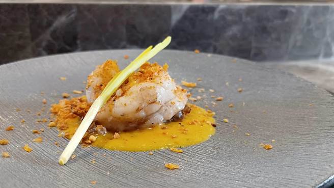 「乐葵法式铁板烧」保留铁板烧料理精髓，以顶级食材为主，法式厨艺与酱汁 为辅，提供饕客绝妙的铁板烧体验。(新天地餐饮集团提供)