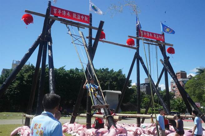 今（25日）秋千架已搭建完成，首度于礁溪国小公开亮相。（礁溪乡公所提供／吴佩蓉宜兰传真）