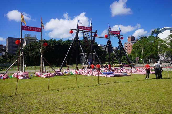 今（25日）秋千架已搭建完成，首度于礁溪国小公开亮相。（礁溪乡公所提供／吴佩蓉宜兰传真）