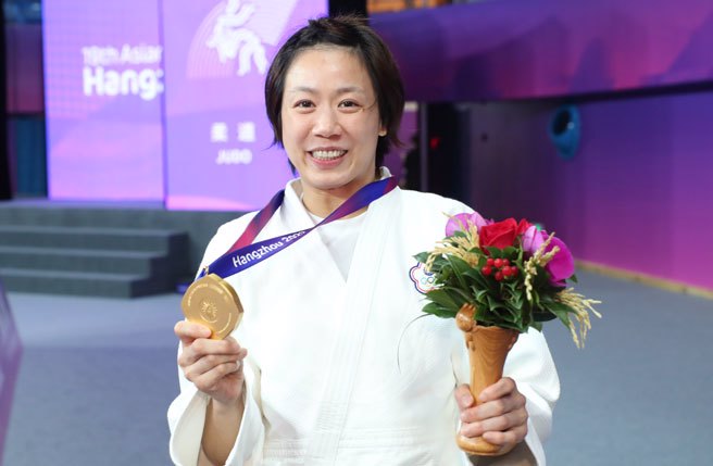 亚州亚运中华队女子柔道选手连珍羚25日在女子柔道57公斤级决赛中击败日本的选手，为中华队再添一面金牌。 （毛琬婷摄）