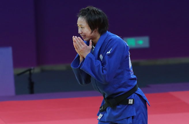 杭州亚运中华队女子柔道选手连珍羚25日在女子柔道57公斤级决赛面对日本的选手，于加时赛中致胜一摔夺金后，兴奋得喜极而泣。 （毛琬婷摄）