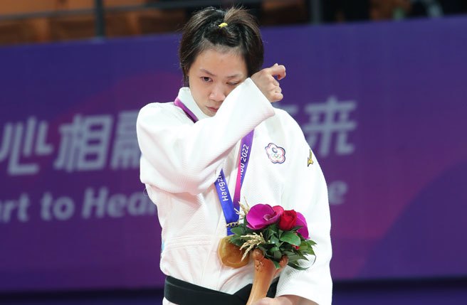 杭州亚运中华队女子柔道选手连珍羚25日在女子柔道57公斤级决赛中击败日本的选手，为中华队再添一面金牌。在颁奖台上升中华台北会旗时，不禁热泪盈眶 。（毛琬婷摄）