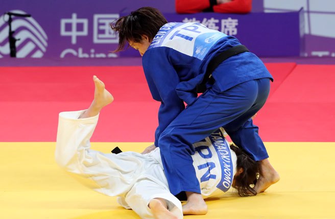 杭州亚运中华队女子柔道选手连珍羚25日在女子柔道57公斤级决赛面对日本的选手，于加时赛中致胜一摔取得胜利夺金，为中华队再添一面金牌。 （毛琬婷摄）