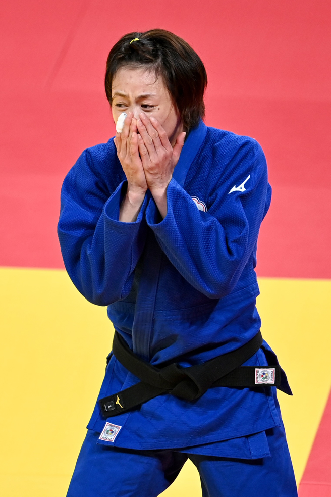 杭州第19届亚运会柔道女子57公斤级决赛在萧山临浦体育馆举行，中国台北选手连珍羚战胜日本选手玉置桃夺得金牌。图为连珍羚在赢得比赛后喜极而泣。（中新社）