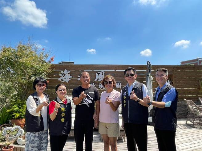 海基会、陆委会联袂访视怀关男陆配李峰（左三）及潘惠（右三）。（图／海基会提供）