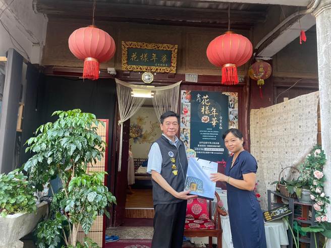 海基会法律处长张峯青访视「花样年华旗袍汉服出租体验馆」与陈美有老师合影。（图／海基会提供）