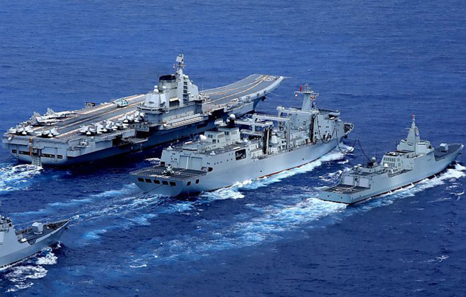 遼寧艦率領的編隊於2021年4月在西太平洋進行遠航訓練。901型大型綜合補給艦呼倫湖艦同時為遼寧艦及導彈驅逐艦南昌艦進行海上補給。（摘自中國軍網）