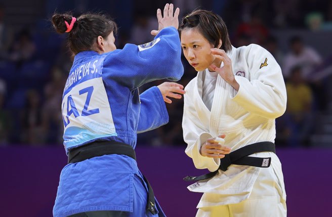 台湾「柔道女王」连珍羚（右）25日在杭州亚运柔道女子57公斤级项目出赛，在8强赛以2个半胜取得一本，击败哈萨克对手，晋级4强。(中央社)摄
