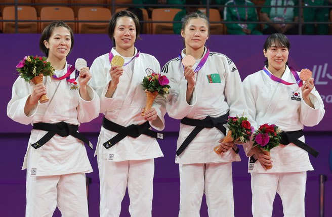 台湾「柔道女王」连珍羚（左2）25日在杭州亚运女子57公斤级为台湾夺下第2金，在颁奖典礼与得牌选手合影留念。(中央社)
