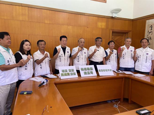 今（25日）国民党宜兰县议会党团批民进党立委候选人陈俊宇，农业部连进口蛋的流向都说不清楚，还将锅甩给地方政府跟质疑的民眾，根本就是「袂晓驶船、嫌溪弯」。（吴佩蓉摄）