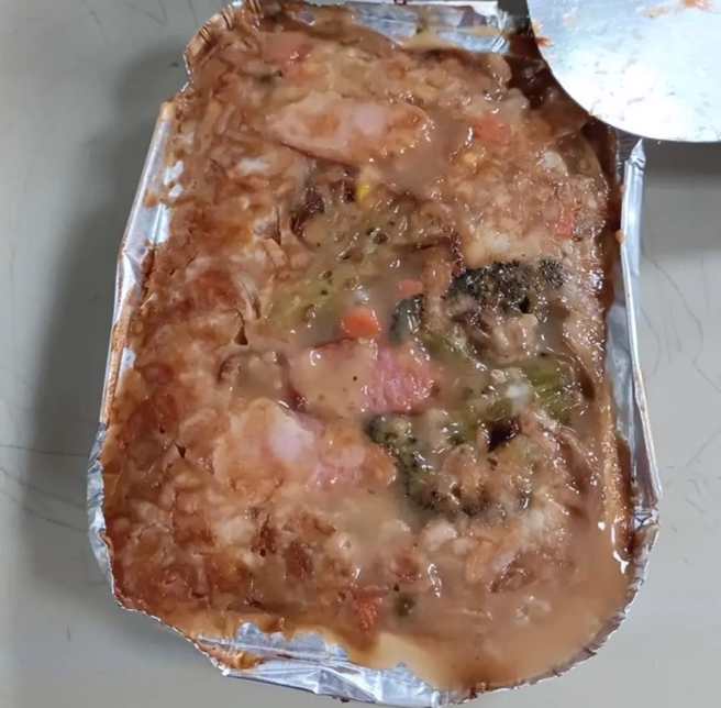 一名家长分享学校提供的焗烤饭餐盒，让小孩难以下咽，也引起眾人惊呼像是馊水。（图／翻摄脸书匿名公社）