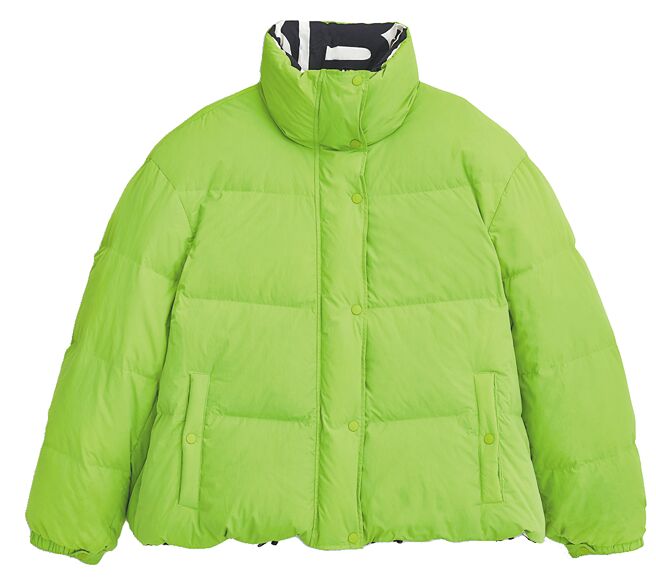 Marc Jacobs電光綠雙面圖紋尼龍羽絨外套，5萬2900元。（Marc Jacobs提供）