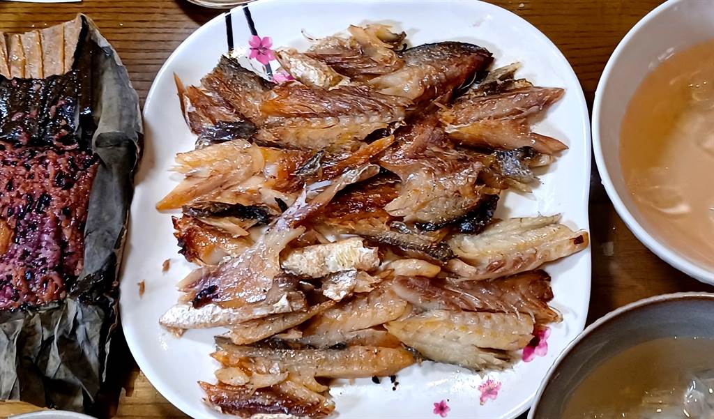 韓國古代宮廷料理「大麥黃花魚」尋常百姓不易吃到，在傳統韓食店，簡單的黃花魚單人套餐就要花上10萬韓元(約2400元台幣)。(陳韻萍攝)