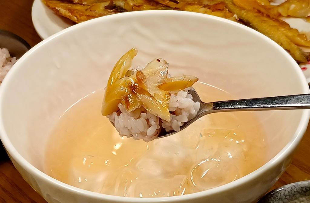 韓國正宗吃法為冰綠茶泡飯搭配黃花魚乾一起享用，茶泡飯溼潤冰涼，可稍微解緩黃花魚的鹹味和增加清爽口感。(陳韻萍攝)